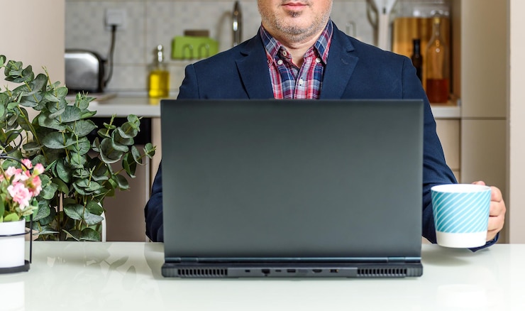Foto hombre usando computadora portátil en la mesa