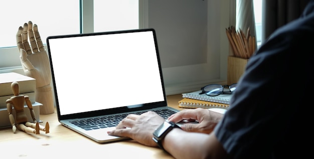 Hombre usando computadora portátil en la mesa