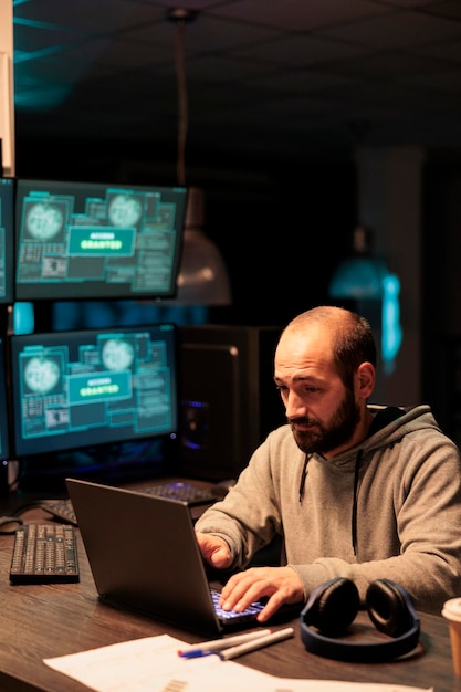 Foto hombre usando una computadora portátil en la mesa