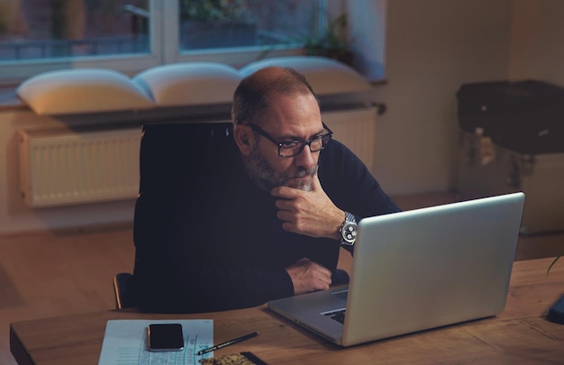Hombre usando una computadora portátil