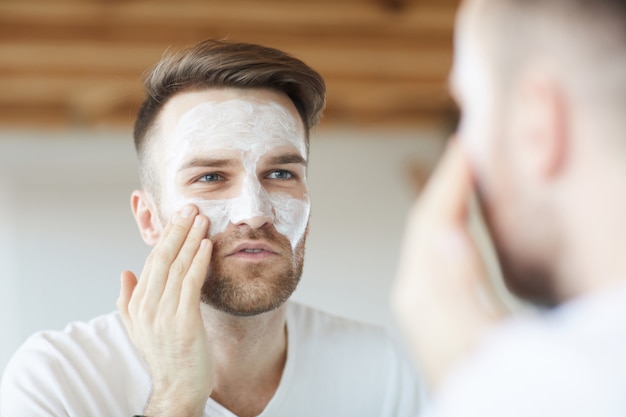 Hombre usando crema facial