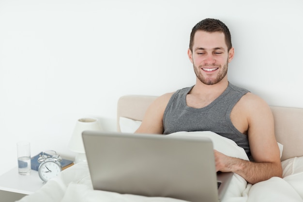 Hombre usando un cuaderno