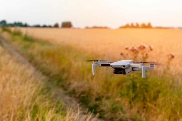 hombre usando un dron haciendo fotos y videos divirtiéndose con las nuevas tendencias tecnológicas