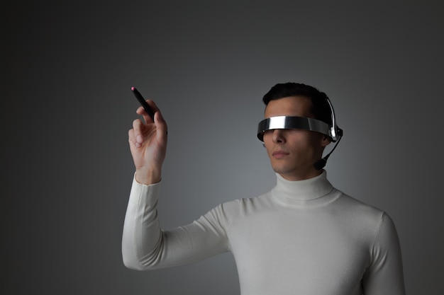 Hombre usando gafas VR futuristas