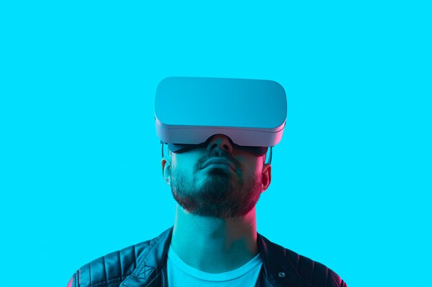 hombre usando gafas vr