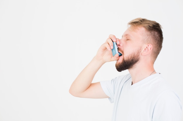 Foto hombre usando inhalador