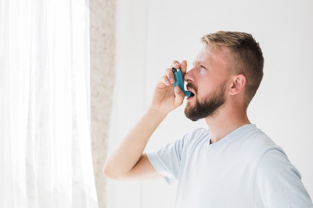 Hombre usando inhalador