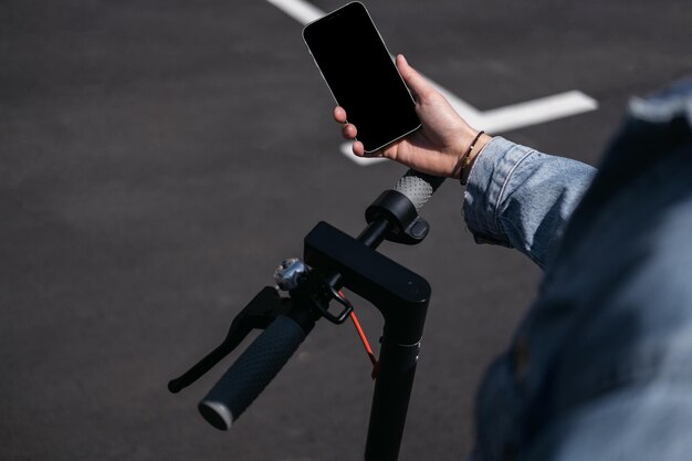 Un hombre usando un iPhone 12 Pro en la calle