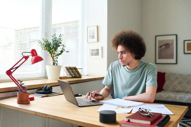 Hombre usando laptop en su trabajo en línea