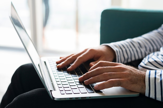 Hombre usando laptop para trabajar