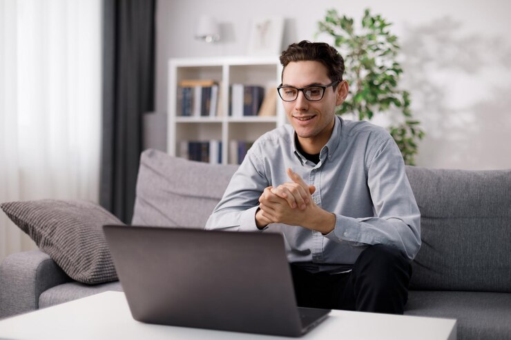 Hombre usando laptop para videochat
