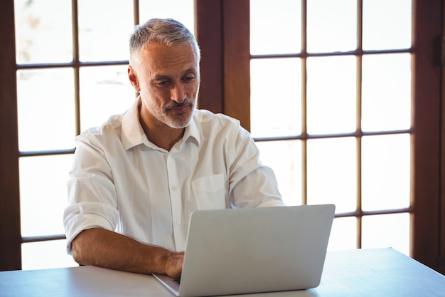 Hombre usando una laptop