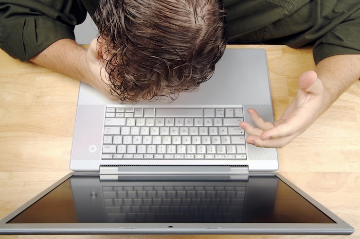 Foto hombre usando laptop