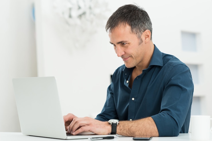 Foto hombre usando laptop
