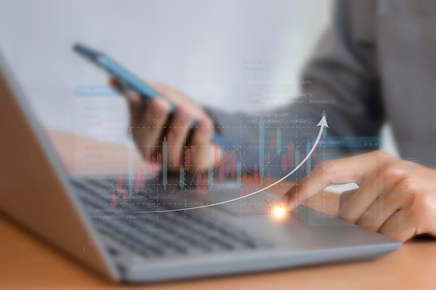 Hombre usando portátil con concepto de computación en la nube