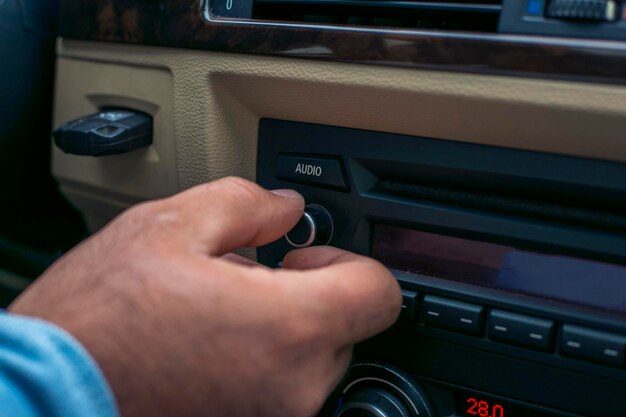 Foto hombre usando el sistema estéreo de audio del coche