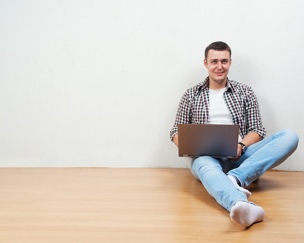 Hombre usando su computadora portátil