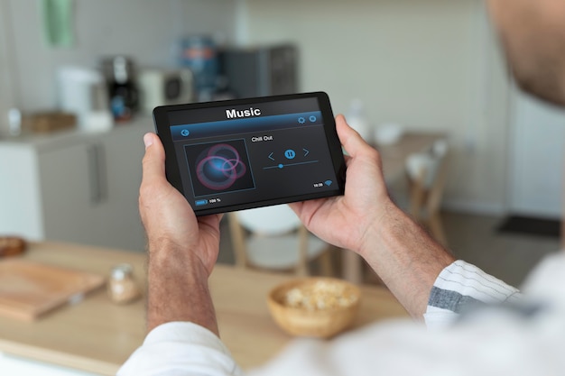 Foto hombre usando su tableta para una aplicación de domótica