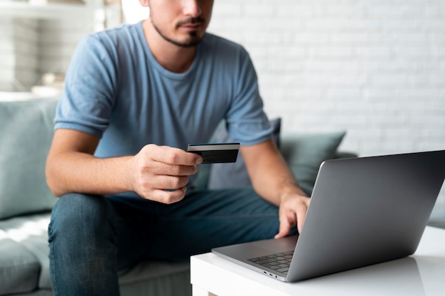 Foto hombre usando su tarjeta de crédito para jugar en línea para un pedido