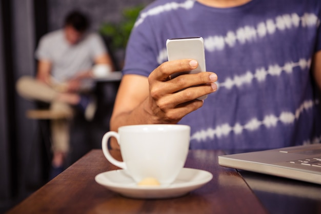 Hombre usando su teléfono inteligente