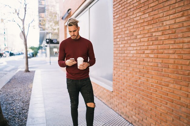 Hombre usando su teléfono móvil.