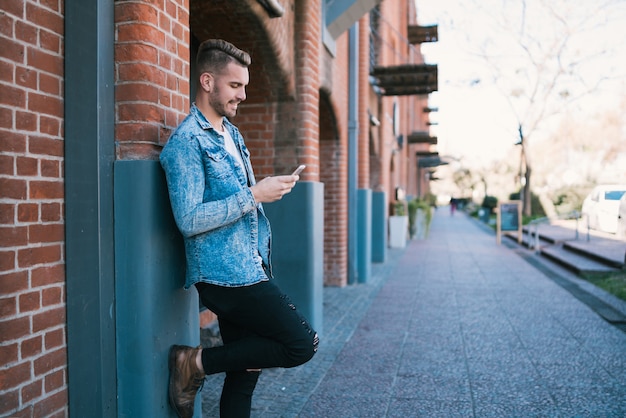 Foto hombre usando su teléfono móvil.