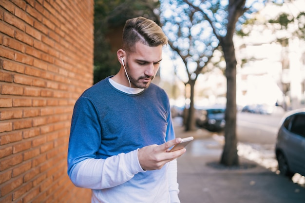 Hombre usando su teléfono móvil.