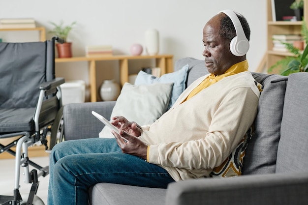 Hombre usando tablet pc para escuchar música