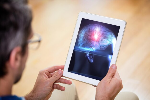 Hombre usando tableta para ciencia