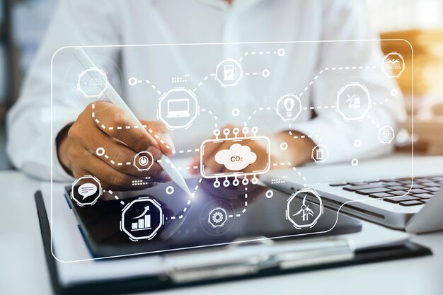 Hombre usando tableta para trabajar tecnología y negocios Negocios verdes basados en energías renovables y calentamiento global Reducir las emisiones de CO2