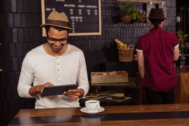 Hombre usando una tableta