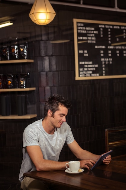 Hombre usando una tableta