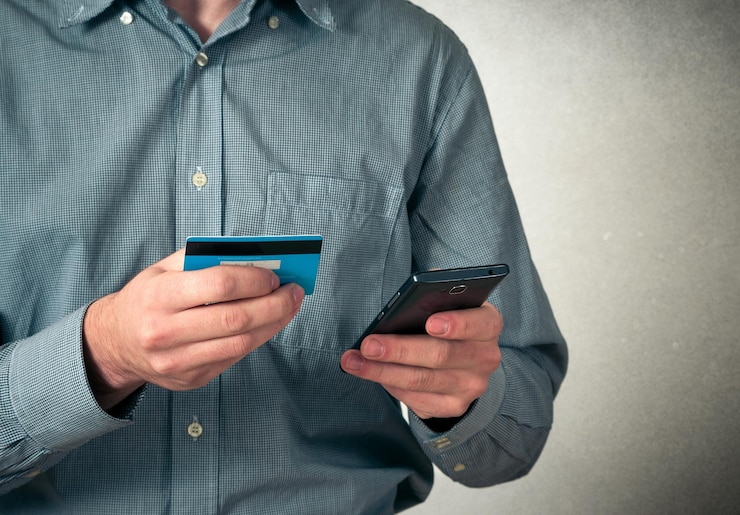 Foto hombre usando tarjeta de crédito en el teléfono