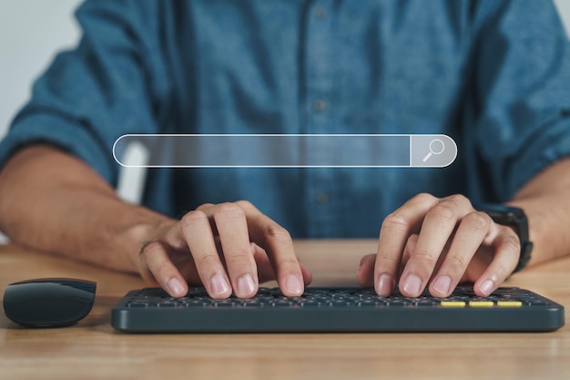 Foto hombre usando un teclado de computadora para buscar información con el navegador web de la barra de búsqueda