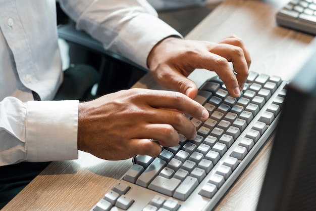 Hombre usando el teclado de la computadora