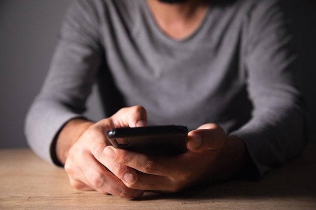 Hombre usando teléfono inteligente móvil