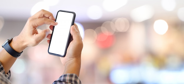 Foto hombre usando teléfono inteligente móvil