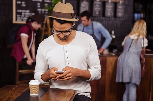 Hombre usando un teléfono inteligente