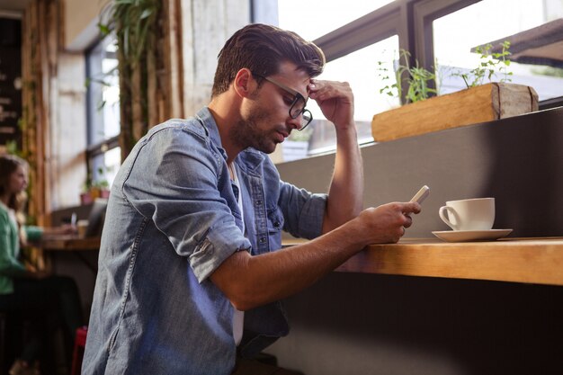 Hombre usando un teléfono inteligente