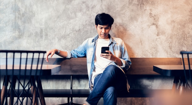 Hombre usando teléfono inteligente