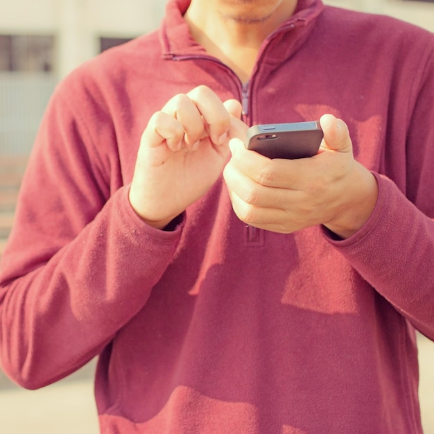 Hombre usando teléfono inteligente