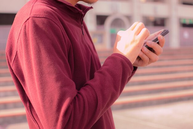 Hombre usando teléfono inteligente