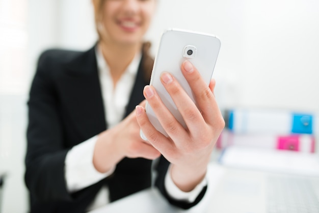 Hombre usando un teléfono inteligente