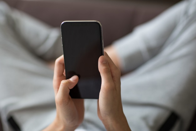 hombre usando teléfono inteligente