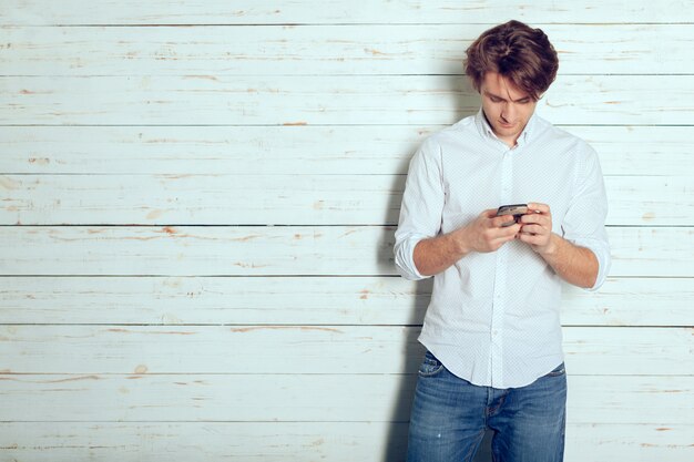 Hombre usando teléfono inteligente