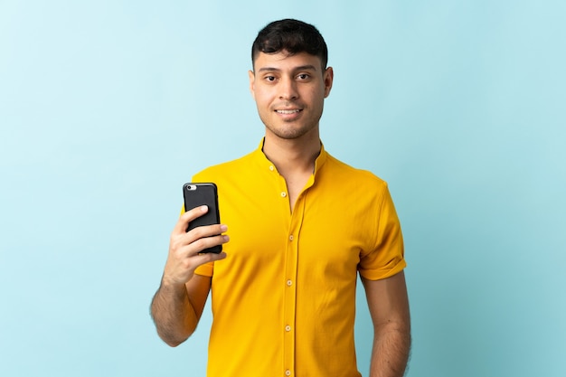 Hombre usando un teléfono móvil en estudio