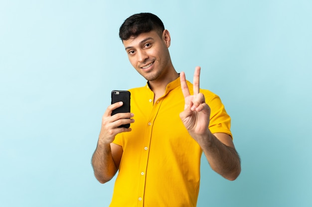 Hombre usando un teléfono móvil en estudio