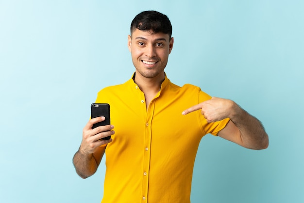 Hombre usando un teléfono móvil en estudio