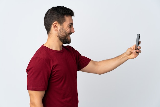 Hombre usando un teléfono móvil en estudio