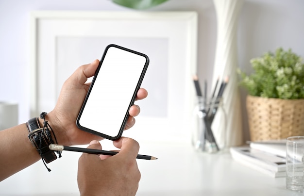 Hombre usando teléfono móvil inteligente en la oficina